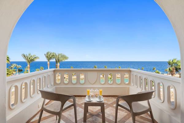Aussicht vom Balkon des Pickalbatros Citadel Resort auf das Meer und Palmen