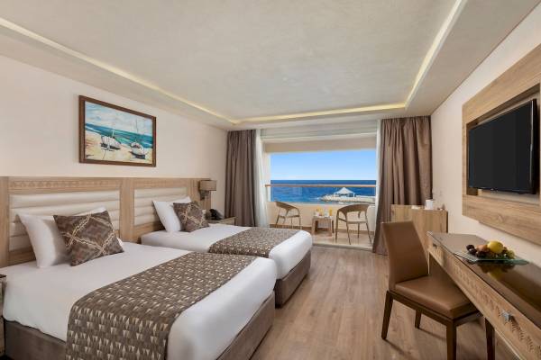 Hotelzimmer mit Meerblick im Pickalbatros Citadel Resort mit zwei Betten und Balkon.