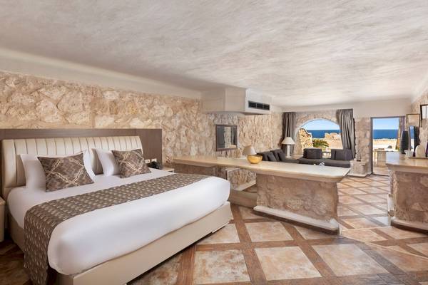 Hotelzimmer im Pickalbatros Citadel Resort mit Steinwänden und Meerblick.