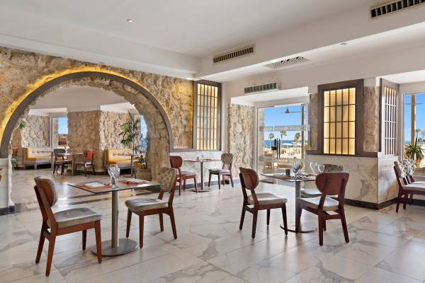 Innenansicht des Restaurants im Pickalbatros Citadel Resort mit Marmorboden und Steinwänden.