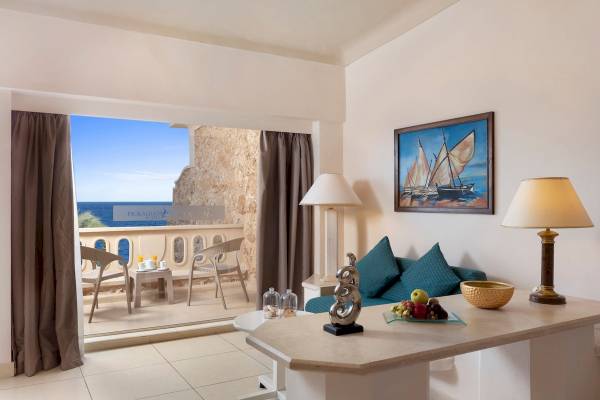 Innenraum des Pickalbatros Citadel Resort mit Blick auf das Meer von einer Balkontür aus.
