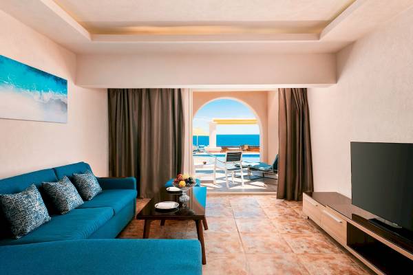 Wohnzimmer im Pickalbatros Citadel Resort mit Blick auf das Meer und eine Terrasse.