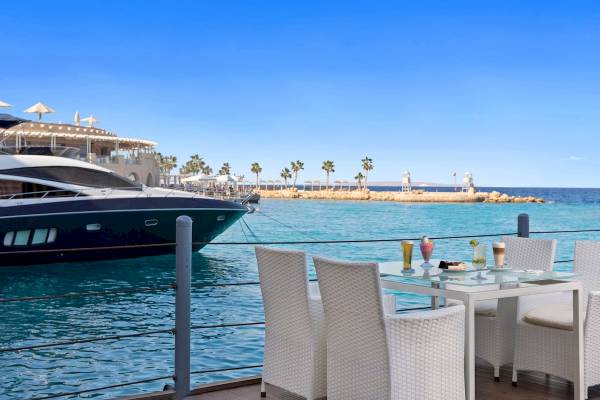 Terrasse des Pickalbatros Citadel Resorts mit Blick auf ein Boot und das Meer