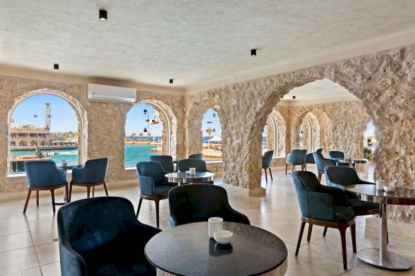 Loungbereich im Pickalbatros Citadel Resort mit Blick auf das Meer