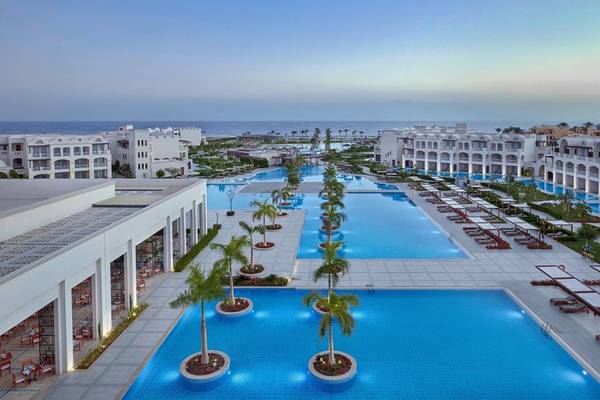 Luftaufnahme des Steigenberger Resort Alaya mit großen Swimmingpools und Sonnenliegen