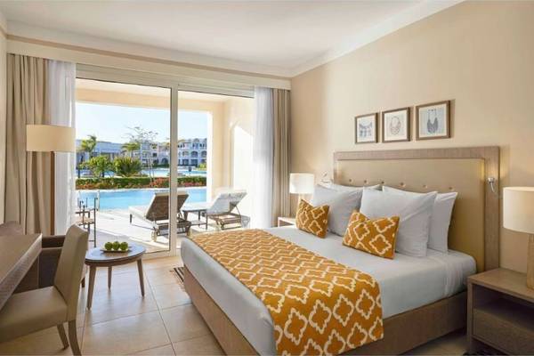 Zimmer im Steigenberger Resort Alaya mit Blick auf den Pool.
