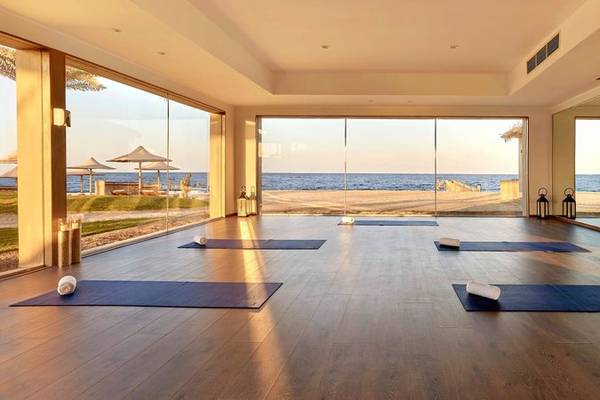 Yogaraum im Steigenberger Resort Alaya mit Blick auf den Ozean