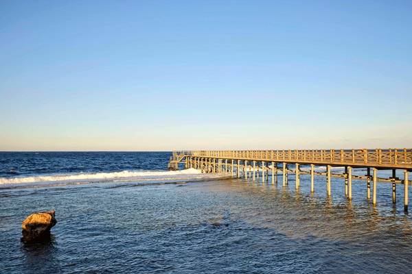 Strand mit Pier im Steigenberger Resort Alaya