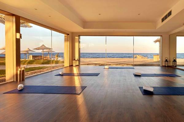 Yogaraum im Steigenberger Resort Alaya mit Blick auf das Meer und großen Glasfenstern.