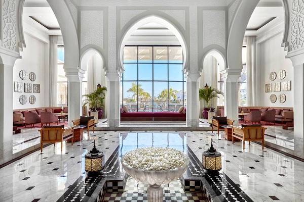 Lobby des Steigenberger Resort Alaya mit weißen Wänden, Marmorboden und großen Glasfenstern.