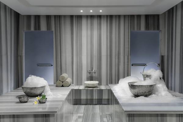 Wellnessbereich im Steigenberger Resort Alaya mit Marmorwänden, Eisbecken und weichen Handtüchern.