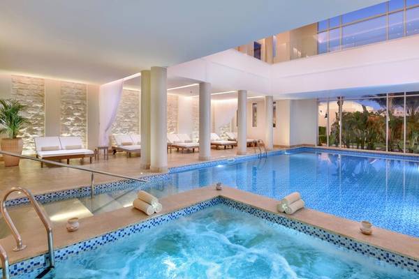 Innenpool des Steigenberger Resort Alaya mit Loungebereich und Whirlpool