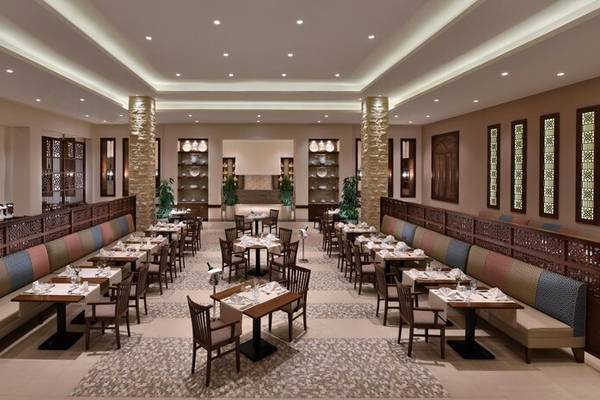 Innenansicht des Restaurants im Steigenberger Resort Alaya mit bunten Sitzbänken und Tischen.