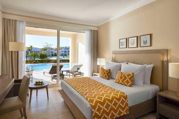 Zimmer im Steigenberger Resort Alaya mit Blick auf den Pool und die Terrasse.