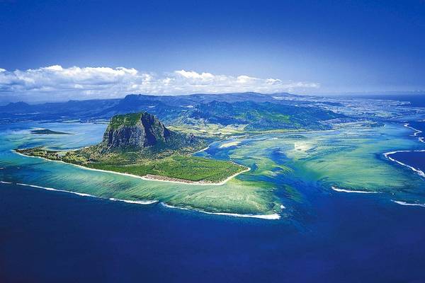 Luftaufnahme des JW Marriott Mauritius Resorts auf einer kleinen Insel