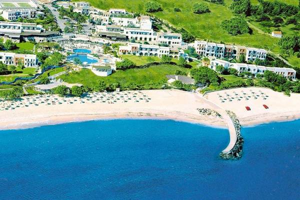 Luftaufnahme des Mitsis Cretan Village Resorts mit Pool und Strand