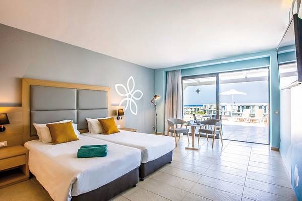 Doppelzimmer im Asterias Beach Resort mit Terrasse und Meerblick.