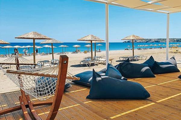 Lounge-Bereich des Asterias Beach Resort mit Blick auf den Strand und das Meer.