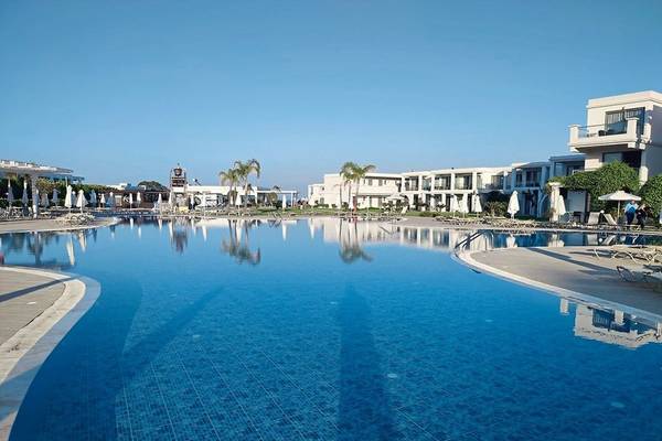 Außenpool des Asterias Beach Resort Hotels mit Loungestühlen und Sonnenschirmen