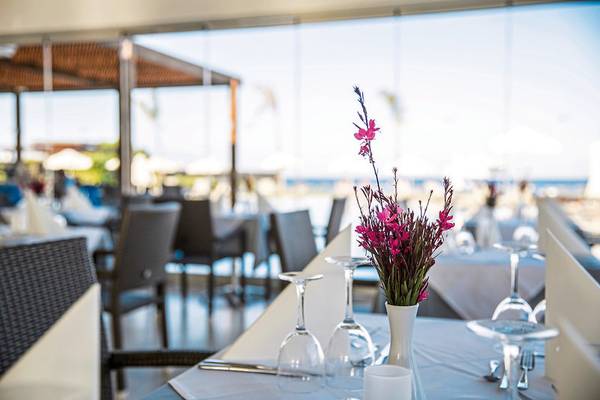 Tisch im Asterias Beach Resort Restaurant mit Blick auf das Meer