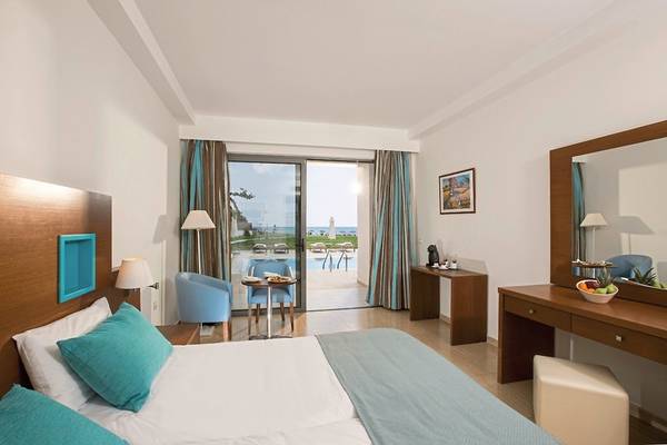 Innenansicht eines Zimmers im Asterias Beach Resort mit Blick auf den Pool