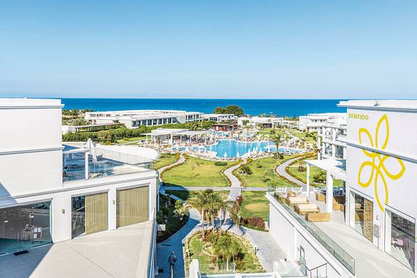 Luftaufnahme des Asterias Beach Resorts mit Pool und Ozean im Hintergrund