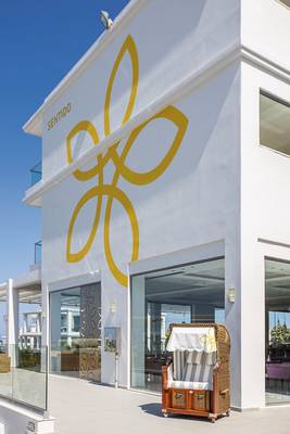 Außenansicht des Asterias Beach Resort mit Logo und Strandkorb