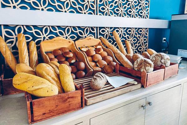 Verschiedene Brotsorten in Holzboxen im Asterias Beach Resort Hotel