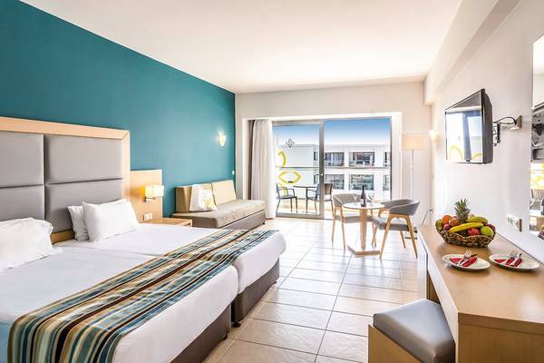 Hotelzimmer im Asterias Beach Resort mit zwei Betten und einem Balkon