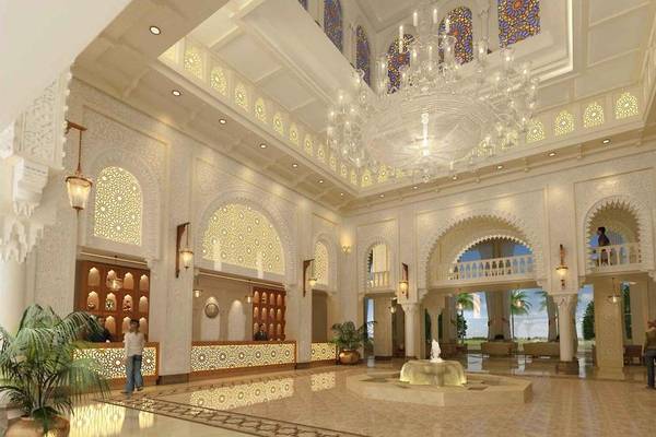 Lobby des Baron Palace Sahl Hasheesh mit zentralem Brunnen und großen Kronleuchter.