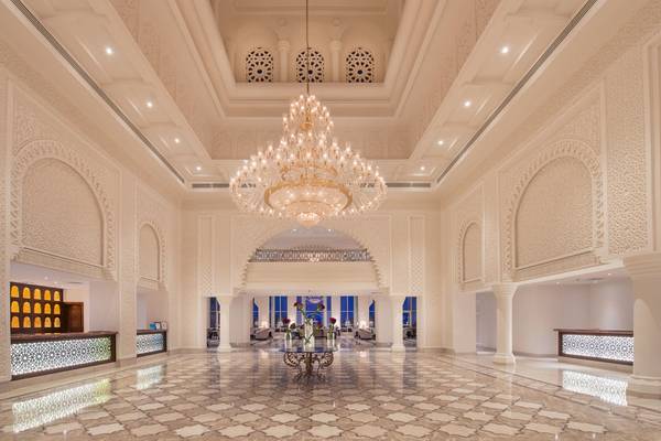 Die geräumige Lobby des Baron Palace Sahl Hasheesh mit einem großen Kronleuchter und Marmorboden.