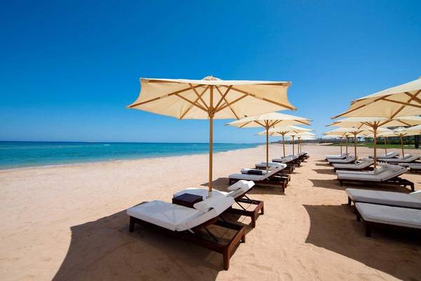 Strand mit Sonnenliegen und Umbrellas im Baron Palace Sahl Hasheesh