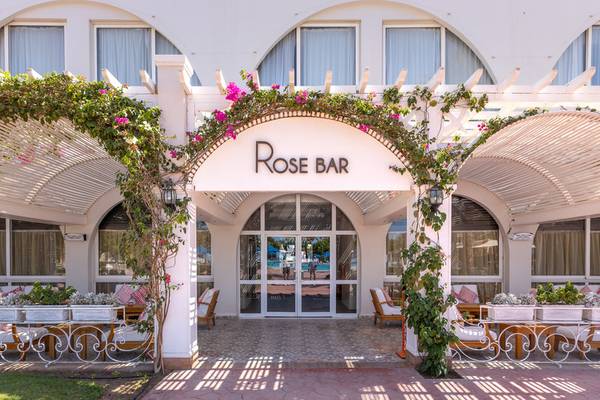 Der Eingang des Rose Bar im Desert Rose Resort mit blumigen Überdachungen.