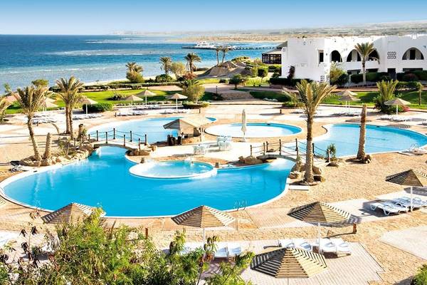 Luftaufnahme des Three Corners Equinox Beach Resorts mit Swimmingpools und Meer im Hintergrund.