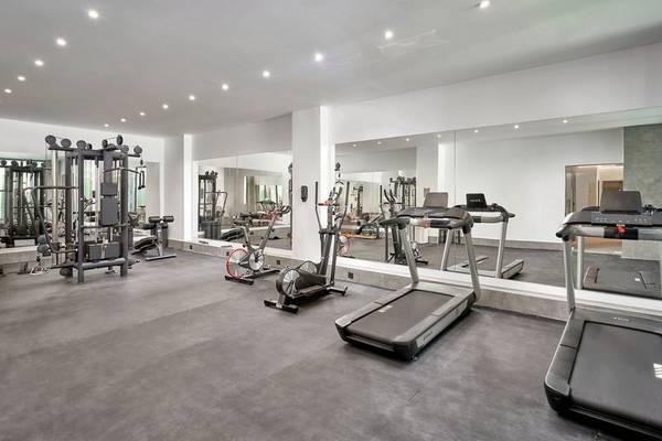 Fitnessstudio im Lindos Grand Resort & Spa mit Laufbändern und Kraftgeräten.