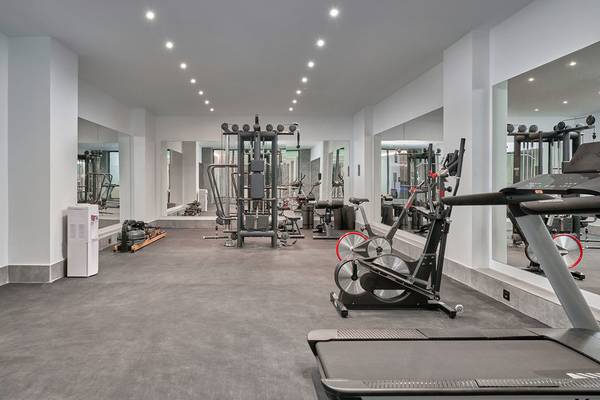 Fitnessstudio im Lindos Grand Resort & Spa mit Geräten und Spiegeln