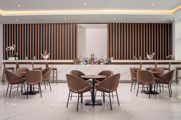 Innenansicht der Bar im Lindos Grand Resort & Spa Hotel mit gemusterten Wänden und modernen Möbeln.