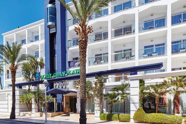 Außenansicht des THB Gran Playa Hotels mit Palmen und moderner Fassade