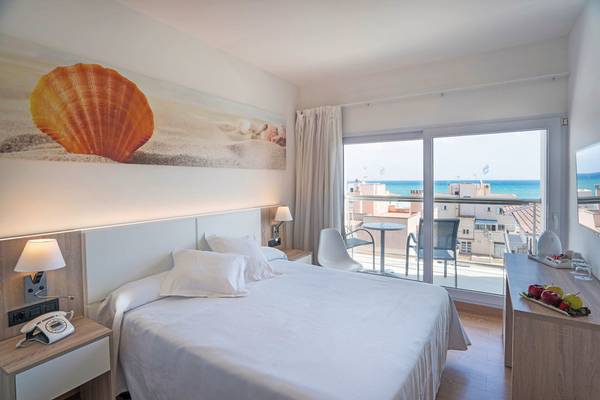 Zimmer im THB Gran Playa Hotel mit Meerblick, großem Bett und Balkonmöbeln.