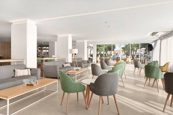 Lobby-Lounge-Bereich des THB Gran Playa Hotels mit Sofas, Tischen und Stühlen.