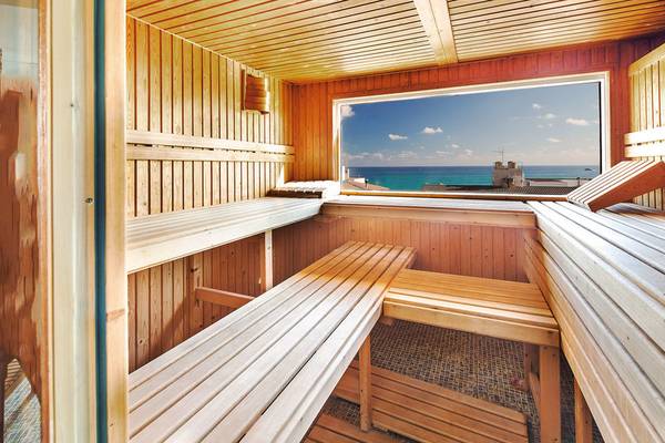 Holzsauna im THB Gran Playa Hotel mit Blick auf das Meer