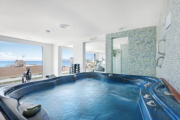 Whirlpool im THB Gran Playa Hotel mit Blick auf das Meer und die Stadt.