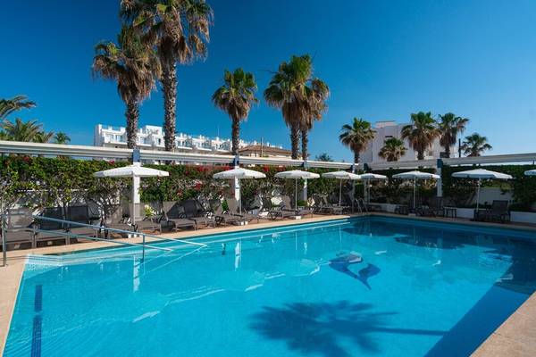 Außenpool des THB Gran Playa Hotels mit Sonnenliegen und Sonnenschirmen
