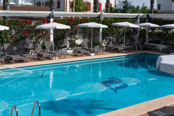 Pool des THB Gran Playa Hotels mit Sonnenschirmen und Liegestühlen