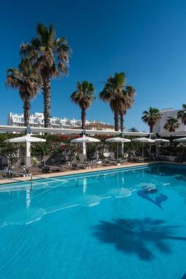 Pool des THB Gran Playa Hotels mit Palmen und Sonnenliegen im Freien