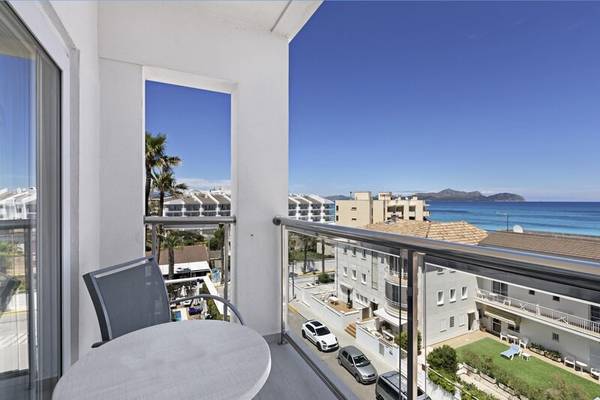Balkon des THB Gran Playa Hotel mit Blick auf das Meer und weiße Gebäude in der Umgebung.