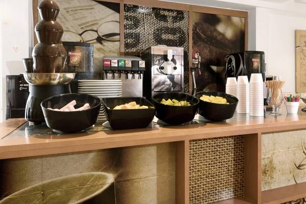 Buffetbereich im THB Gran Playa Hotel mit Schokoladenbrunnen, Getränkeautomaten und verschiedenen Snacks.