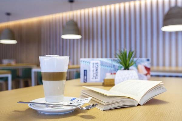 THB Gran Playa Hotel Innenraum mit Tisch, Kaffee, Buch und Lesezeichen