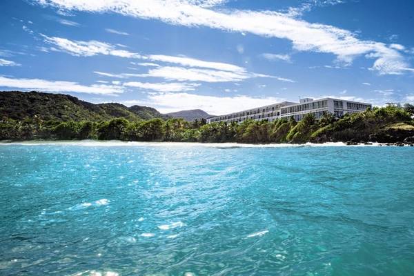 Langley Resort Fort Royal am Strand mit blauem Wasser und blauem Himmel