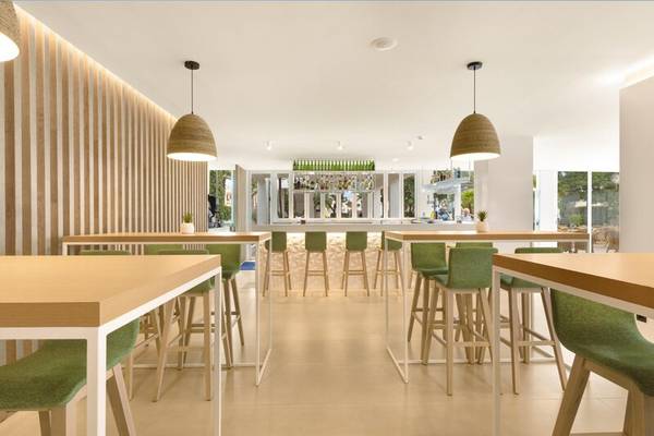 Innenbereich der Bar im THB Gran Playa Hotel mit grünen Stühlen und Holztischen.